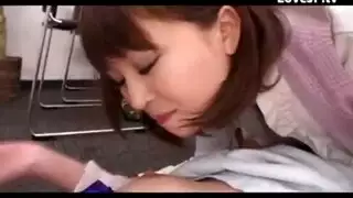 مص مزدوج في مكان العمل لقضيب وسيم