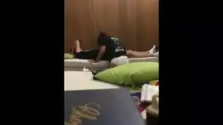  عاهرة صغيرة تلذذ نفسها ثم ترضي انتصاب رجلها