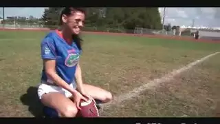 لاعب كرة قدم يخرج قضيبه الصلب غير المختون
