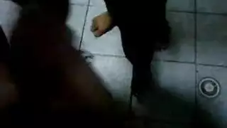 نزيلة مخمورة تستخدم من قبل طاقم الفندق في أوgy بالحمام