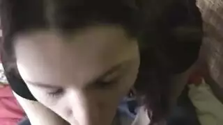 شابة سمراء رفيعة تأخذ قضيب وحشي وجنس عنيف