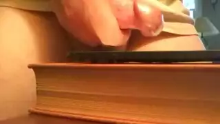 مثلية ثلاثية تمارس الجنس في جاكوزي فقاعي لعق مهبل صارم