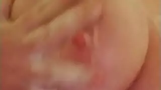 عضو ضخم يتأرجح ويطلق حمولة ساخنة
