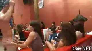 شاب معضل يتعرى تماماً، متباهياً بقضيبه الطويل المنتصب لمشاهدات عاهرات