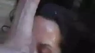 مص لخصيتيه يتحول إلى نيك عميق وخشن في شقها الضيق