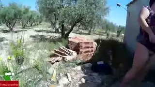 مؤخرة الزوجة الضخمة تلعق وتضاجع في الخارج