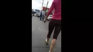شاب حيحان ابن حرام يتعقب بالتصوير طياز مبرومة لفتاة ساخنة لابسة ليجن يبرز فخاذها