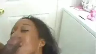 فتاة تنتاك مع خمسة