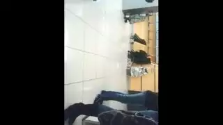 حارقة سمراء تمارس الجنس القوي في حمام عصري قذر