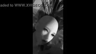 فتاة توزع الحلوى