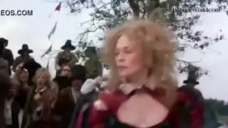 الفرخ قرنية أبيلا هو الحصول على عصا اللحوم الصخور العميل لها في الحمار مفتوحة