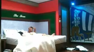 مدمن سائل مني: غمس وجه منحرف و فرك عدواني بالأرجل