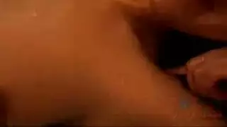 أخت كبيرة الثديين تمص الزب بلعاب ثم تضغطه بين ثدييها
