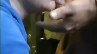 خبيرة فموية ماهرة تعمل على زب سميك لتصل به إلى ذروة فموية قوية