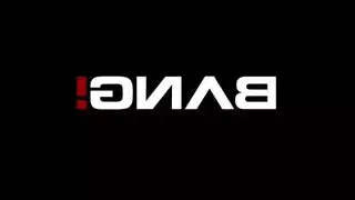 شقراء عارية ممشوقة تستمتع بجلسة جنس خام متعرقة