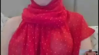 محجبة تتعاهر و تقدم متعة السكس عالويب كام و أحلى عرض لمفاتنها
