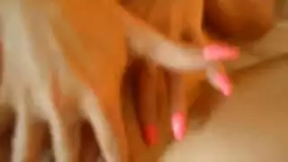 عرض حار لجسد مثير وصدر كبير يؤدي إلى جنس صريح