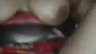 فتاة مصرية ذات أثداء حليبية ضخمة تتعرض لضربات قاسية في مهبلها الداكن