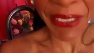 عاهرة الجوارب السوداء تفتح فرجها وتلعب به