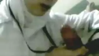 ممرضة مصرية محجبة تمص الزب بخشونة