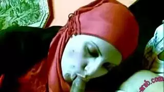 فتاة تركية محجبة ترتدي الأحمر تمارس الجنس العنيف على قضيب كبير
