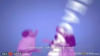 الأم الممتلئة تقيس الطength بفرجها
