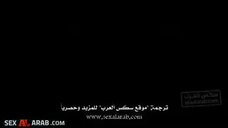 امرأة عربية ناضجة ومترجم في مشهد إباحي صريح