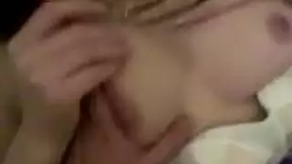 أثداء ضخمة لممثلة إباحية تحصل على تدليك جنسي قاس