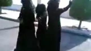 هواة عرب يكشفون فرجاتهم في الشارع