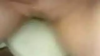 تلميذة بالكاد بالغة تعرض كسها المشدود وطيزها المستدير في الحمام