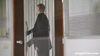 المديرة تحصل على جماع عميق في الحلق وفم مليء بالمني