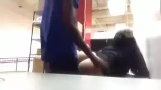 عاملة أفريقية ذات مؤخرة ممتلئة تُنكح بقوة من زميل أسود