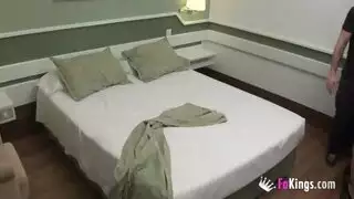 شاب عصبي يحصل على حركة إكس إكس إكس مع عاهرة إسبانية