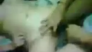 لعبة إباحية: تدليك كسها بعمق وقوة