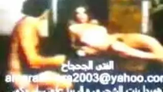 عاهرة شابة من الشارع في شريط جنس عنيف