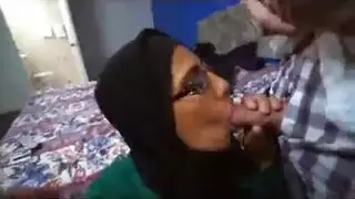 إباحي عربي: فتيات محجبات يتوسلن لقضيب صلب