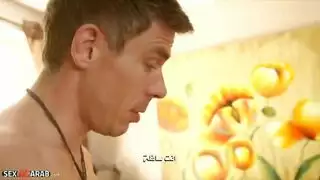 متعة ليل صامت: شفتيها مقفلتان على قضبيه النائم