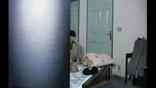 الفاتنة الباكستانية سارة خان في خيال الجنس المزدوج