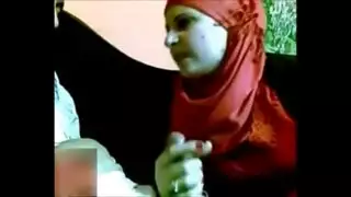 عاهرة محجبة تحب القضيب الكبير في فمها