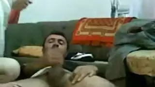 محجبة ناضجة تأخذ زب جارها بقوة وتحب الكاميرا