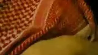 جارة عاهرة تُمارس الجنس بقوة في غرفة معيشتها