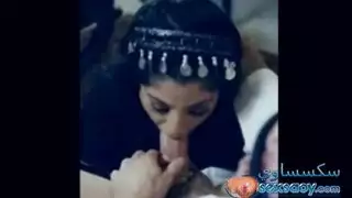 فتاة محجبة مثيرة تأخذ جلسة جنس فموي عميق