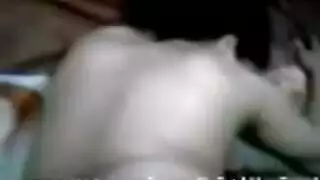 كس يمني ضيق يتعرض لنيك عنيف