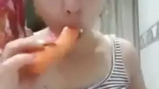 الصغيرة تتوسل للزب بينما تُضرب بقوة