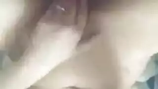عاهرة مصرية مراهقة تلعب بكسها حتى تبلغ الذروة
