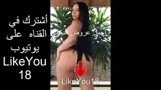فتحة شرج العاهرة الصغيرة تمسك بقضيب كبير نابض