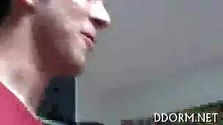 سكس طلابي خشن: نيك على أريكة السكن الخضراء