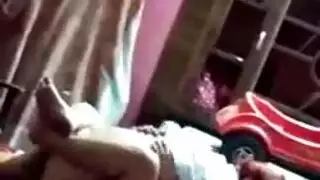زوجة الابن تمص و تمارس جنسًا عنيفًا مع حماها القذر لشقة مكيفة