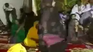 عاصفة رملية من الجنس فتاة صحراوية ساخنة ترقص ثم تحصل على جماع جماعي