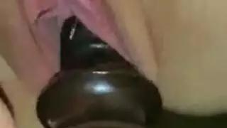 عاهرة منهكة تُضرب بقضيب صلب